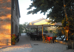 foto dell'esterno dell'agriturismo villa rosa adibito per l'estate a ristorante