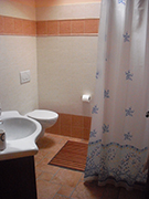 foto di un bagno di una camera dell'agriturismo villa rosa